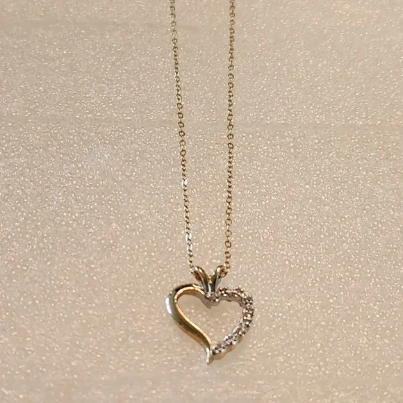 14kt Gold Lady’s open Heart Diamond Pendant - Picture 3 of 8